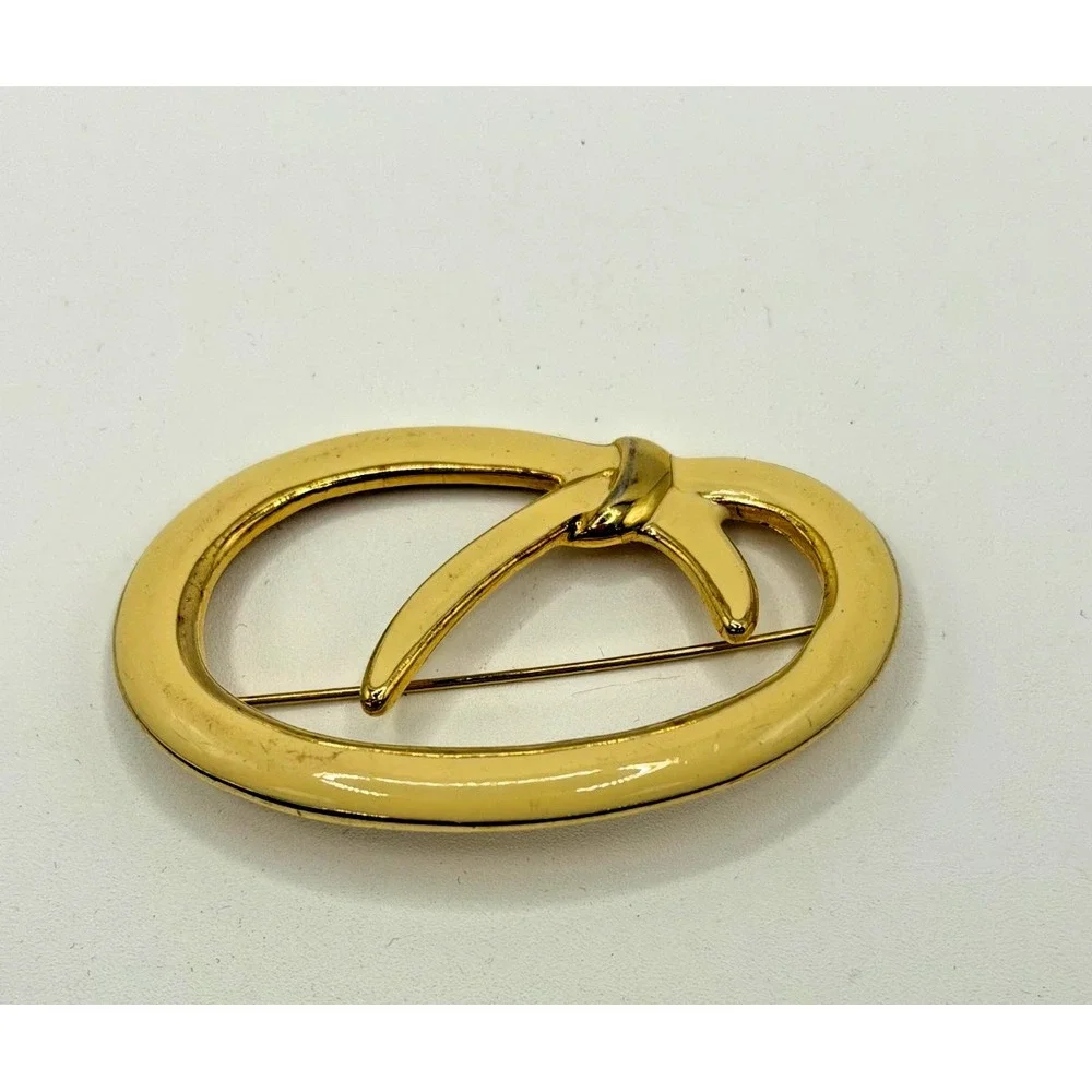 Brooch Cream Enamel and Gold Tone Oval Design